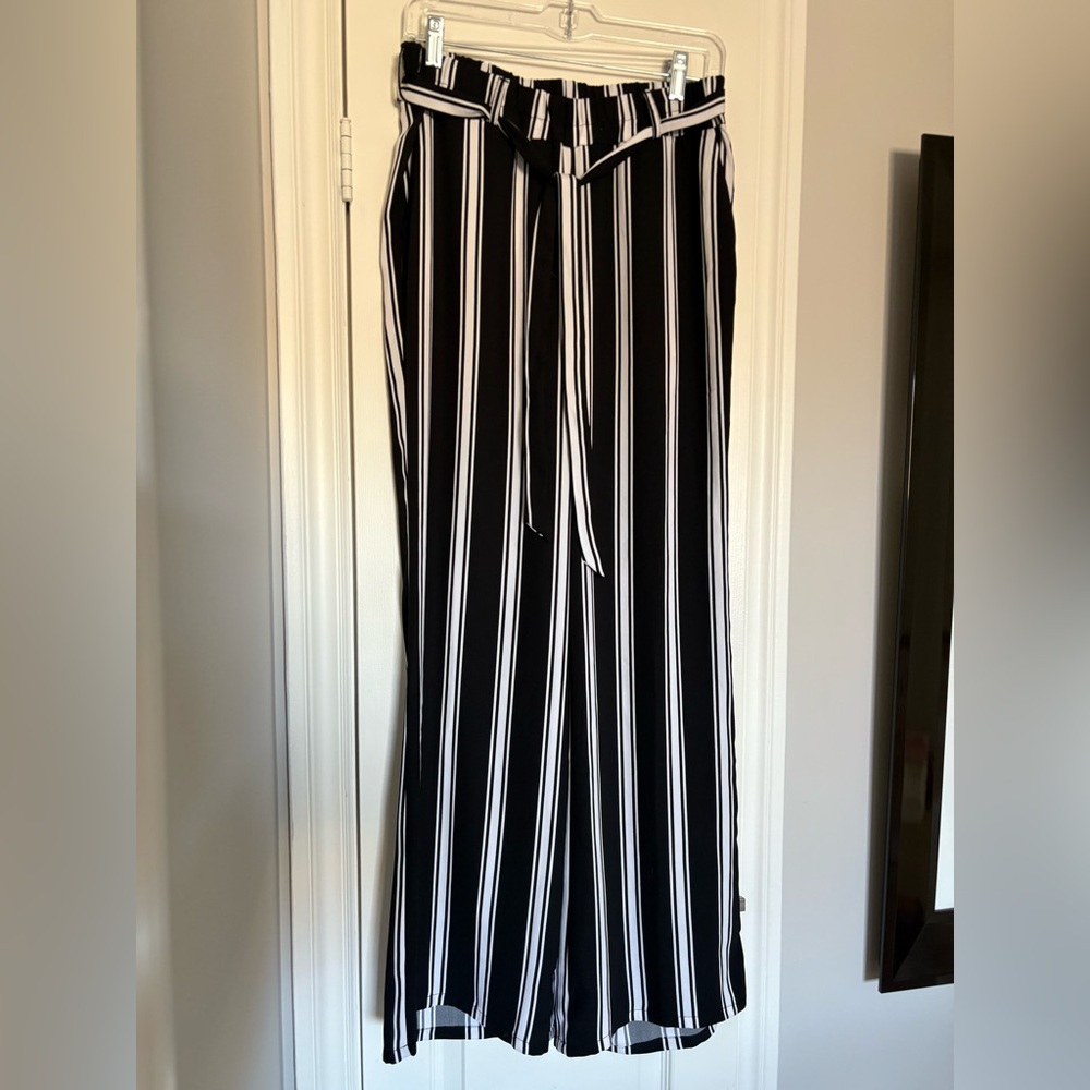Black and white wide leg belted pants sz Med NWOT